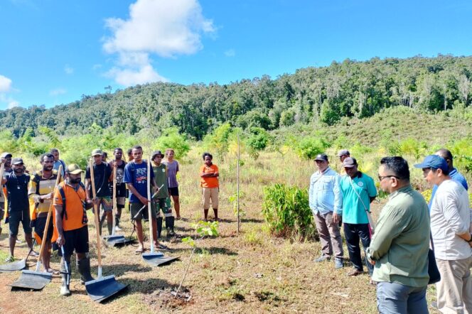 
					Kepala BPDAS Mamberamo KLHK RI, Irwan Valentinus Sihotang memberikan arahan dan motivasi kelompok MPA rehabilitasi DAS di Kusu Kusu Bonggrang, Kampung Nambom, Distrik Kemtuk di Kabupaten Jayapura, Papua. (Freeport)