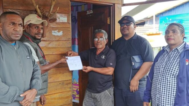 
					Komisioner KPU Papua Selatan dan Ketua KPU Asmat lakukan pendampingan Pantarlih di Distrik Atsj, Sabtu 20 Juli 2024. (KabarPapua.co/Abdel Syah)