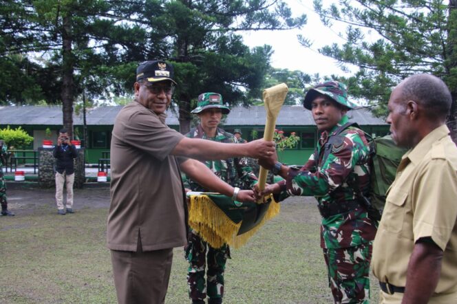 
					Penjabat Bupati Jayawijaya, Thony  M Mayor menyerahkan peralatan pendukung TMMD ke-121 di Distrik Itlay Hisage. (KabarPapua.co/Stefanus Tarsi)