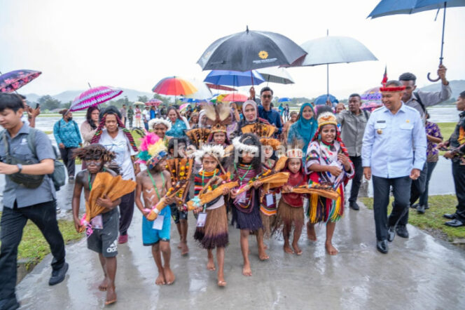 
					Penyambutan Ketua Harian Dewan Kerajinan Nasional (Dekranas), Tri Tito Karnavian di Bandara Wamena, Papua Pegunungan. (KabarPapua.co/Stefanus Tarsi)