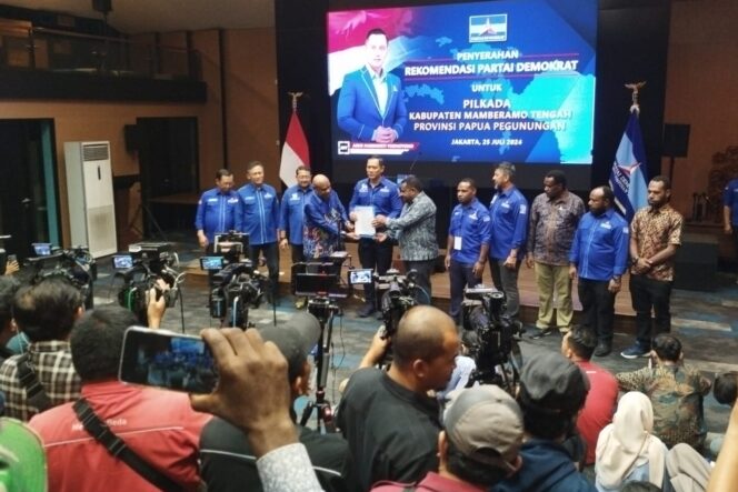 
					Ketua Umum DPP Partai Demokrat,  H. Agus Harimurti Yudhoyono menyerahkan surat pengusungan Balon Bupati dan Wakil Bupati Mamberamo Tegah di Jakakrta Pusat, Kamis 25 Juli 2024. (Ist)