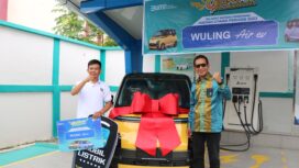 GM PLN Unit Induk Distribusi Sulawesi Selatan, Sulawesi Tenggara dan Sulawesi Barat, Moch. Andy Adchaminoerdin (kanan) menyerahkan hadiah mobil listrik kepada pelanggan di Kabupaten Kolaka. (PLN)
