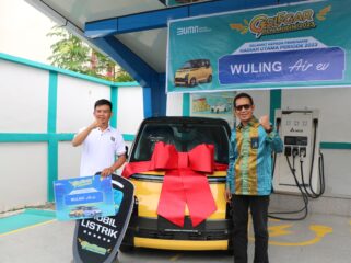 GM PLN Unit Induk Distribusi Sulawesi Selatan, Sulawesi Tenggara dan Sulawesi Barat, Moch. Andy Adchaminoerdin (kanan) menyerahkan hadiah mobil listrik kepada pelanggan di Kabupaten Kolaka. (PLN)