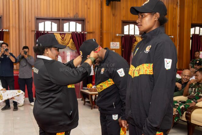 
					Penjabat Gubernur Ribka Haluk mengukuhkan Kontingen Papua Tengah menuju PON XXI, Rabu 31 Juli 2024. (Humas Pemprov Papua Tengah)