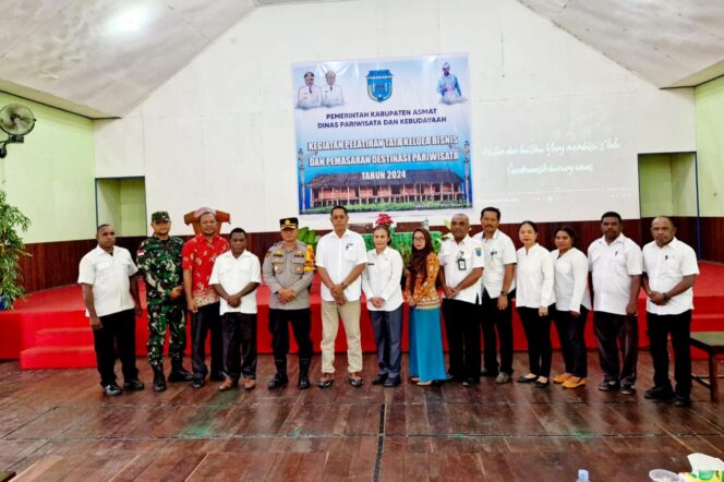 
					Pelaksana  tugas Sekda Asmat Muhammad Iqbal foto bersama seniman usai membuka pelatihan tata kelola bisnis dan pemasaran destinasi wisata, Rabu 31 Juli 2024. (KabarPapua.co/Abdel Syah)