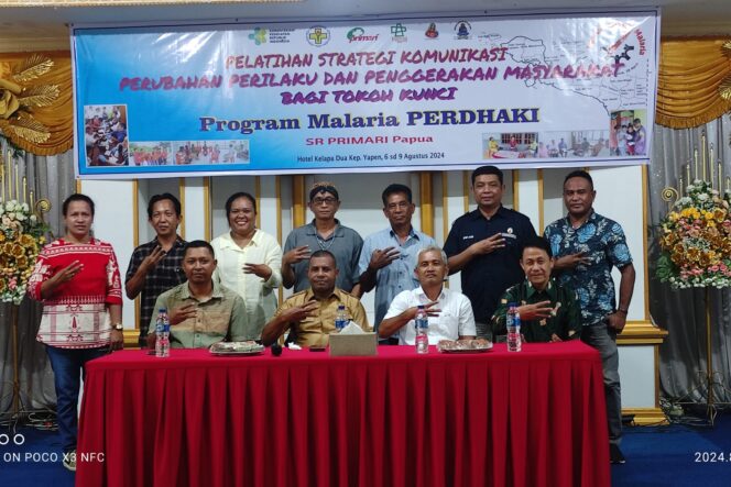 
					Foto bersama usai pembukaan Pelatihan Strategi Komunikasi Eliminasi Malaria di Hotel Kelapa Dua Serui, Kepulauan Yapen, Papua, Selasa 6 Agustus 2024. (KabarPapua.co/Ainun Faathirjal)