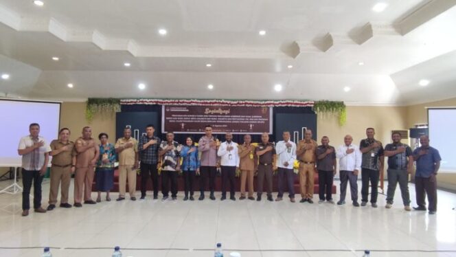 
					Foto bersama usai sosialisasi pencalonan kepala daerah oleh KPU Kepulauan Yapen, Senin 12 Agustus 2024.  (KabarPapua.co/Ainun Faathirjal)