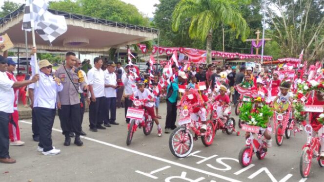 
					Sekda Kepulauan Yapen, Erny Tania melepas peserta lomba sepeda hias HUT ke-79 RI. (KabarPapua.co/Ainun Faathirjal)