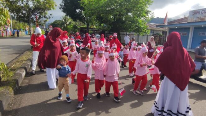 
					Rombongan anak didik TK Yaa Bunayya Serui saat Parade Merah Putih di Kepulauan Yapen, Papua. (KabarPapua.co/Ainun Faathirjal)