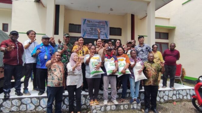 
					Penjabat Bupati Kepulauan Yapen, Suzana D. Wanggai foto bersama penerima bantuan pangan beras di Kelurahan Tarau Serui. (KabarPapua.co/Ainun Faathirjal)