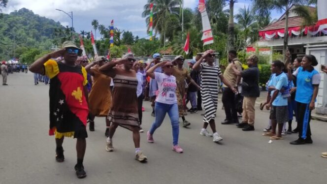 
					Peserta gerak jalan tepat waktu di Kepulauan Yapen tampil dengan kostum daster. (KabarPapua.co/Ainun Faathirjal)