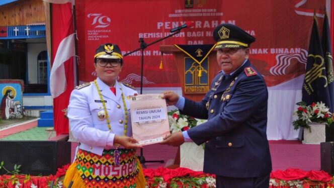 
					Penyerahan sertifikat program pembinaan oleh Penjabat Bupati Kepulauan Yapen Suzana Wanggai di Lapas Serui. (KabarPapua.co/Ainun Faathirjal) 