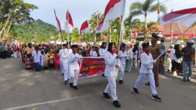 
					Semangat peserta dalam parade budaya kemerdekaan di Kepulauan Yapen, Papua, Sabtu 19 Agustus 2024. (KabarPapua.co/Ainun Faathirjal)