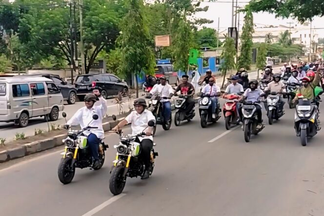 
					Paslon ALGITO kompak naik sepeda motor mendaftar maju Pilkada 2024 ke KPU Jayapura, Selasa 27 Agustus 2024. (KabarPapua.co/Alan Youwe)