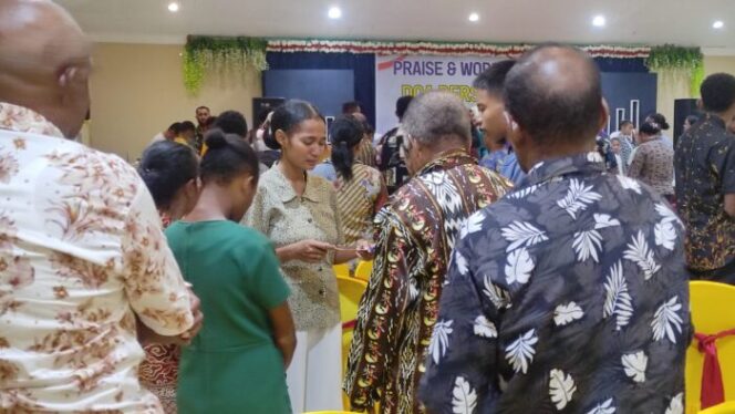 
					Suasana doa bersama Paslon Independen di Kepulauan Yapen, Rabu 28 Agustus 2024. (KabarPapua.co/Ainun Faathirjal)