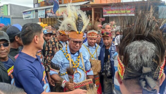 
					Pasangan Calon Bupati dan Wakil Bupati Kepulauan Yapen, Welliam Robertzon Manderi-Yohanes G Raubaba resmi maju Pilkada 2024. (KabarPapua.co/Ainun Faathirjal)