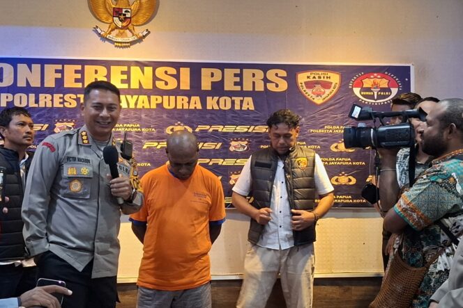 
					Kapolresta Jayapura Kota, Kombes Pol Victor Dean Mackbon saat merilis kasus rudapaksa anak kandung, Kamis 1 Agustus 2024. (KabarPapua.co/Imelda)