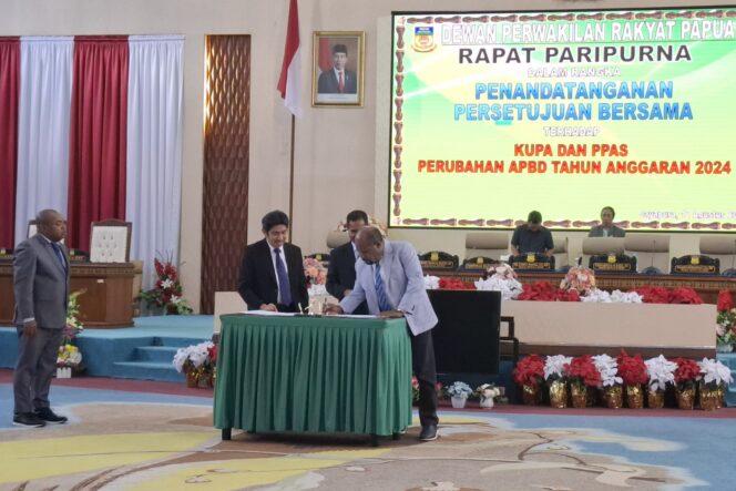 
					Sekda Papua Ridwan Rumasukun bersama Ketua DPR Papua Jhony Banua Rouw dan Wakil Ketua I DPR Papua Yunus Wonda teken KUPA-PPAS Perubahan APBD 2024. (KabarPapua.co/Imelda)