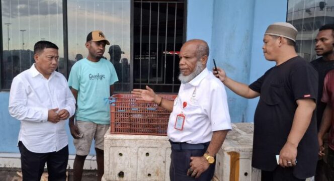 
					Anggota DPR Papua, Darwis Massi bersama Pembina Pemuda Waropen Yonas Nussy menjemput kepiting di Pelabuhan Jayapura. (KabarPapua.co/Imelda)