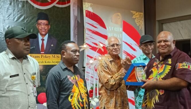 
					Group Mambesak penerima anugerah kebudayaan kategori pelopor di Kota Jayapura, Rabu 14 Agustus 2024. (KabarPapua.co/Natalya Yoku)