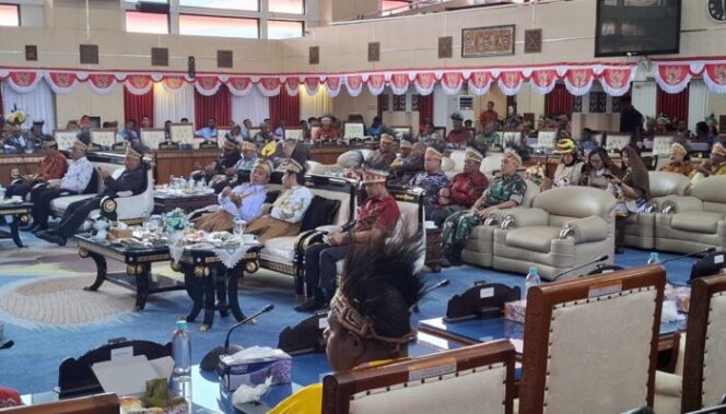 
					Suasana Rapat Paripurna Dengarkan Pidato Kenegaraan Presiden RI di DPR Papua kental nuansa budaya pada Jumat 16 Agustus 2024. (KabarPapua.co/Imelda)