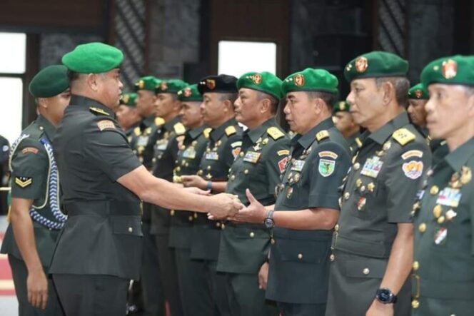 
					Kepala Staf Angkatan Darat (Kasad) Jenderal TNI Maruli Simanjuntak, M. Sc., memimpin Serah Terima Jabatan (Sertijab) Pangdam XVII/Cenderawasih dari Mayjen TNI Izak Pangemanan, M. Han, kepada Mayjen TNI Rudi Puruwito, S.E., M.M di Aula Jenderal Besar A.H Nasution, Markas Besar Angkatan Darat (Mabesad), Jakarta, Selasa 20 Agustus 2024. Foto/Net