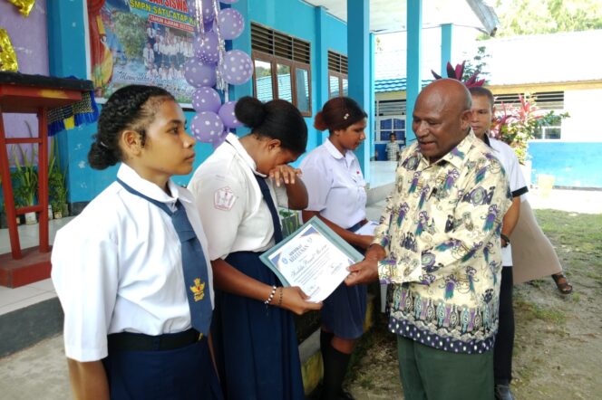 
					Anggota DPRD Kabupaten Jayapura, Konstan Daimoye saat menyambangi salah satu sekolah, Selasa 6 Agustus 2024. (KabarPapua.co/Alan Youwe)