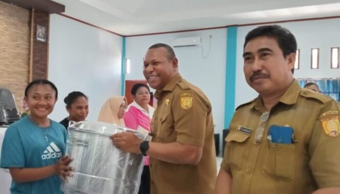 
					Kadis Perikanan Kota Jayapura, Matheys Sibi memberikan bantuan peralatan pengolahan ikan kepada mama Papua di kampung Haltekamp. (KabarPapua.co/Natalya Yoku)