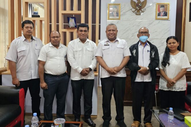 
					Foto bersama Ketua KPU Jayapura, Efra J. Tunya usai pertemuan di Kantor BKPSDM Jayapura, Rabu 7 Agustus 2024. (KabarPapua.co/Alan Youwe)