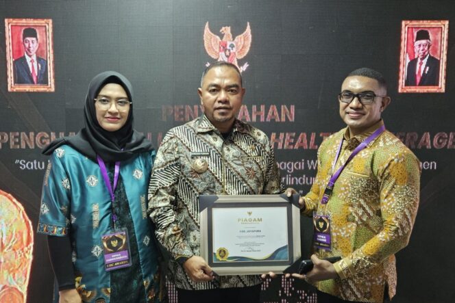 
					Penjabat Bupati Jayapura, Triwarno Purnomo menerima penghargaan UHC 2024. (Ist)