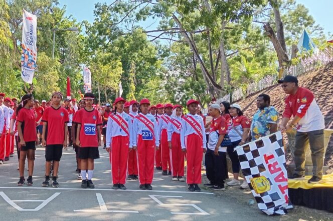 
					Pelajar Kota Jayapura mengikuti lomba gerak jalan kemerdekaan dalam menyambut HUT ke-79 RI, Jumat 9 Agustus 2024. (KabarPapua.co/Natalya Yoku)