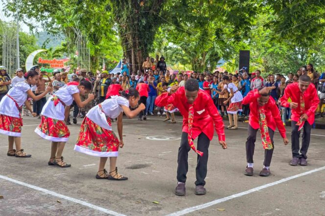 
					Pelajar Kepulauan Yapen menampilkan tarian yospan dalam Festival Anak dan Remaja 2024. (Humas Pemkab Yapen)