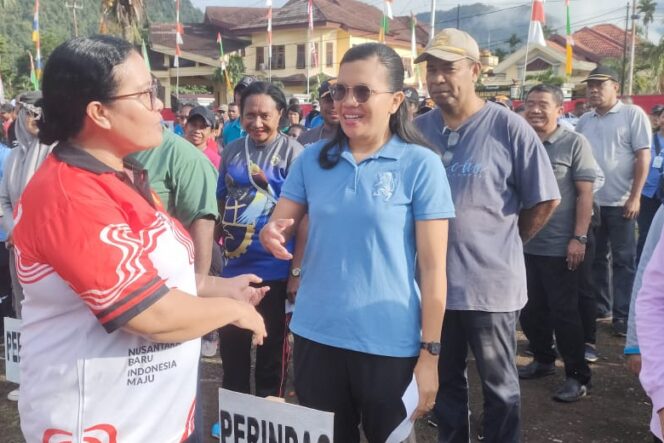 
					Penjabat Bupati Kepulauan Yapen, Suzana Wanggai menyapa ASN dalam apel perdana, Jumat 9 Agustus 2024. (KabarPapua.co/Ainun Faathirjal)