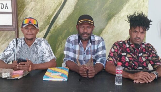 
					Ketua DPW PPAT Kota Jayapura, Frank Reynold Tjoe (tengah) menyingkapi demo 15 Agustus 2024. (KabarPapua.co/Alan Youwe)