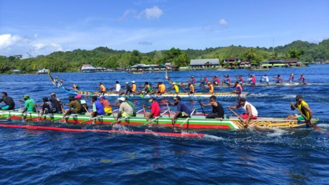 
					Antusias peserta lomba perahu dayung HUT RI di Kepulauan Ambai, Yapen, Selasa 20 Agustus 2024. (KabarPapua.co/Ainun Faathirjal)