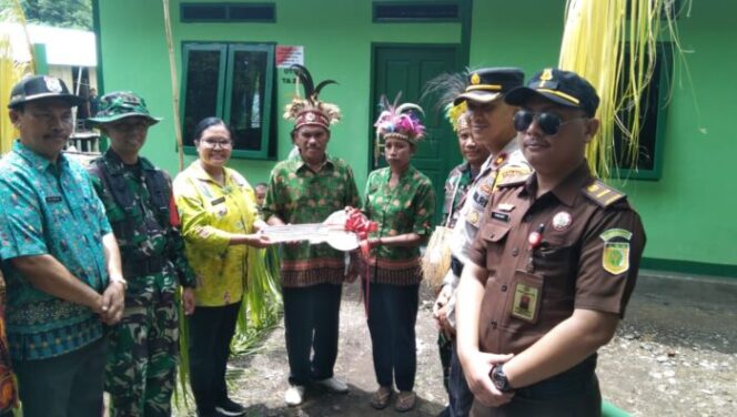 
					Penjabat Bupati Kepulauan Yapen, Suzana Wanggai menyerahkan kunci rumah TMMD kepada masyarakat. (KabarPapua.co/Ainun Faathirjal)