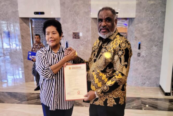 
					Ketua DPD Partai Gerindra Papua, Yanni menyerahkan B1KWK kepada Abisai Rollo di masa pendafataran Pilkada Kota Jayapura. (KabarPapua.co/Natalya Yoku)