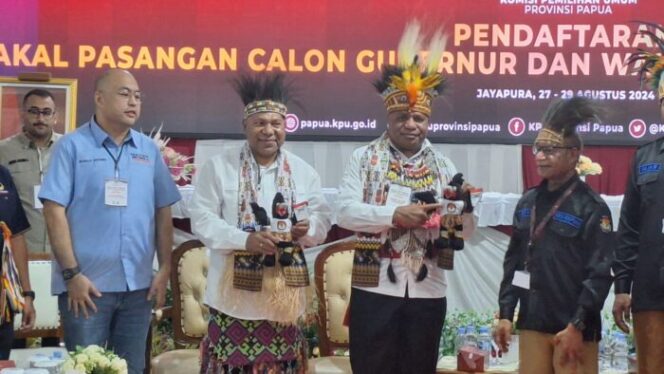 
					Matius Fakhiri - Aryoko Rumaropen (Mari - Yo) resmi mendaftar sebagai Calon Gubernur dan Wakil Gubernur Papua.