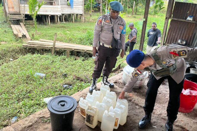 
					Polres Boven Digoel saat memusnahkan miras lokal jenis Sopi temuan dalam operasi gabungan menjelang Pilkada 2024. (Humas Polda Papua)