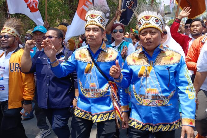 
					Pasangan bakal calon Wali Kota dan Wakil Wali Kota Jayapura, Jhony Banua Rouw dan H M Darwis Massi menjadi pertama yang mendaftar ke KPU pada Kamis 29 Agustus 2024. (KabarPapua.co/Natalya Yoku)