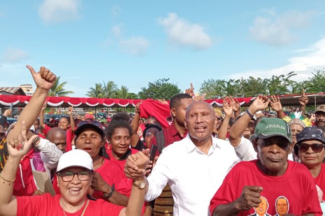 
					Calon Gubernur Papua, Benhur Tomi Mano saat deklarasi di Kota Jayapura, Kamis 29 Agustus 2024. (KabarPapua.co/Natalya Yoku)