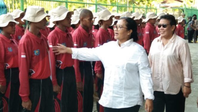 
					Pj Bupati Kepulauan Yapen Suzana Wanggai bersama Sekda Erny Tania menyapa Paskibra 2024 di Stadion Marora Serui. (KabarPapua.co/Ainun Faathirjal)