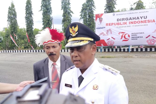 
					Penjabat Bupati Jayapura, Samuel Siriwa usai pimpin upacara HUT ke-79 RI.(KabarPapua.co/Alan Youwe)