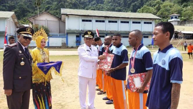 
					Pj Bupati Jayapura Samuel Siriwa menyerahkan remisi kepada warga binaan Lapas Narkotika Doyo, 17 Agustus 2024. (KabarPapua.co/Alan Youwe)