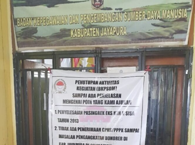 
					Kantor BKPSDM Kabupaten Jayapura yang dipalang tenaga honorer pada, Senin 19 Agustus 2024.
(KabarPapua.co/Alan Youwe)