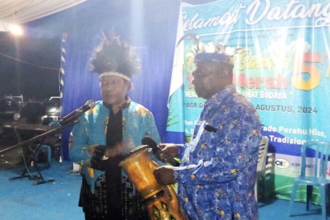 
					Asisten II Setda Kabupaten Jayapura, Delila Giay menutup Festival Bahari Teluk Tanah Merah 2024. (KabarPapua.co/Alan Youwe)