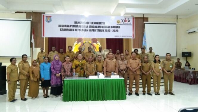 
					Foto bersama Pemkab Yapen dan Tim Ahli UGM usai pertemuan membahas Rancangan Teknokratik RPJMD 2025-2029. (KabarPapua.co/Ainun Faathirjal)