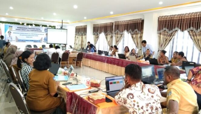 
					Suasana bimbingan teknis pengelolaan perpustakaan sekolah di Kepulauan Yapen, Selasa 27 Agustus 2024. (KabarPapua.co/Ainun Faathirjal) 