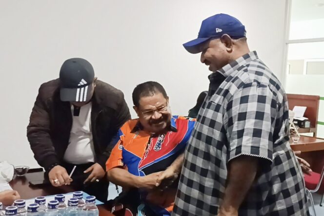 
					Paslon Gubernur dan Wakil Gurbernur Papua Pengunungan, John Tabo-Ones Pahabol  menjalani pemeriksaan kesehatan di RSUD Jayapura, Jumat 30 Agustus 2024. (KabarPapua.co/Alan Youwe)