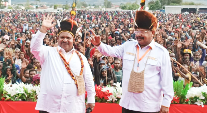 
					Bakal Calon Gubernur dan Wakil Gurbernur Provinsi Papua Pegunungan, John Tabo dan Ones Pahabol saat menyapa puluhan ribu pendukungnya di Kota Wamena, Sabtu 29 Agustus 2024. (Foto Alan Youwe/KabarPapua.co)